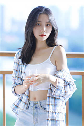送披萨的女的开门看到