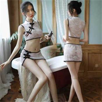 我给她戴上金属镣铐