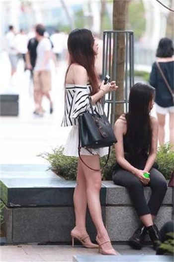 我给她戴上金属镣铐