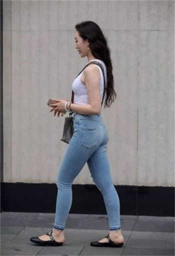 女销售为业绩 在样板间