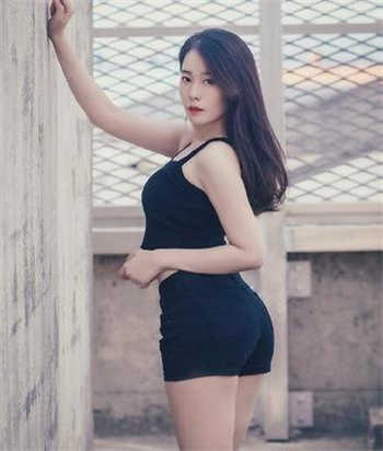 公司老板拿戒尺打女员工