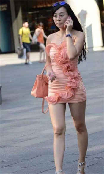 一个妇女被砍头的瞬间