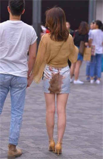 蓝色校服趴在操场栏杆