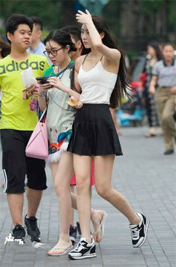 学校厕所里为爱鼓掌