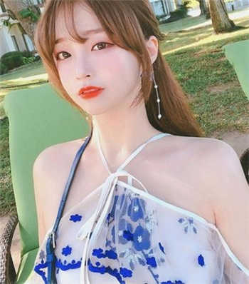 抖音里面拿扇子穿旗袍