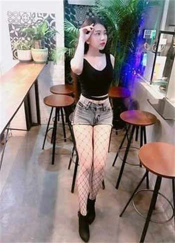 韩国同租的小伙子和三个女