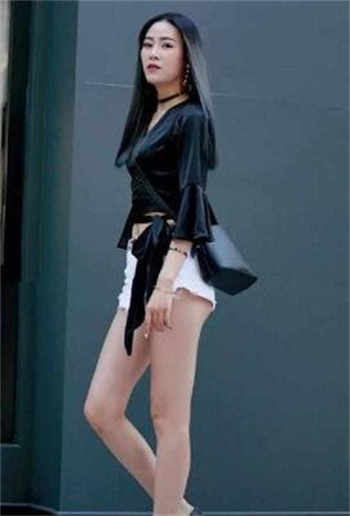 女销售为业绩 在样板间