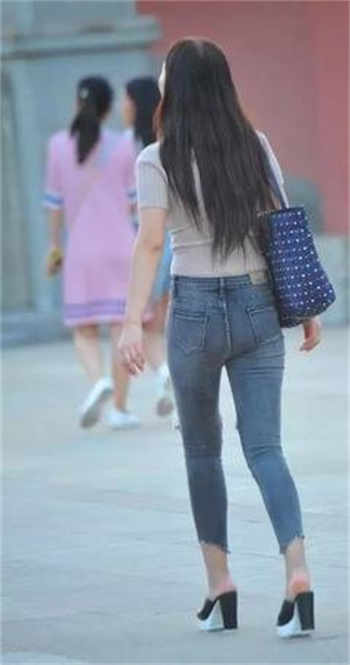男的和女的在房间里打扑克