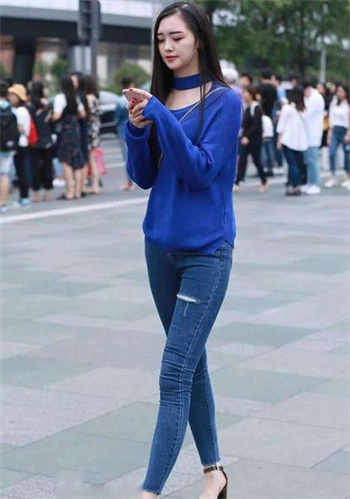 用嘴侍候主人晨尿